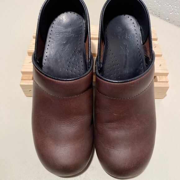 Dansko Women's Professional Antique Oiled Leather Clogs - Picture 9 of 13